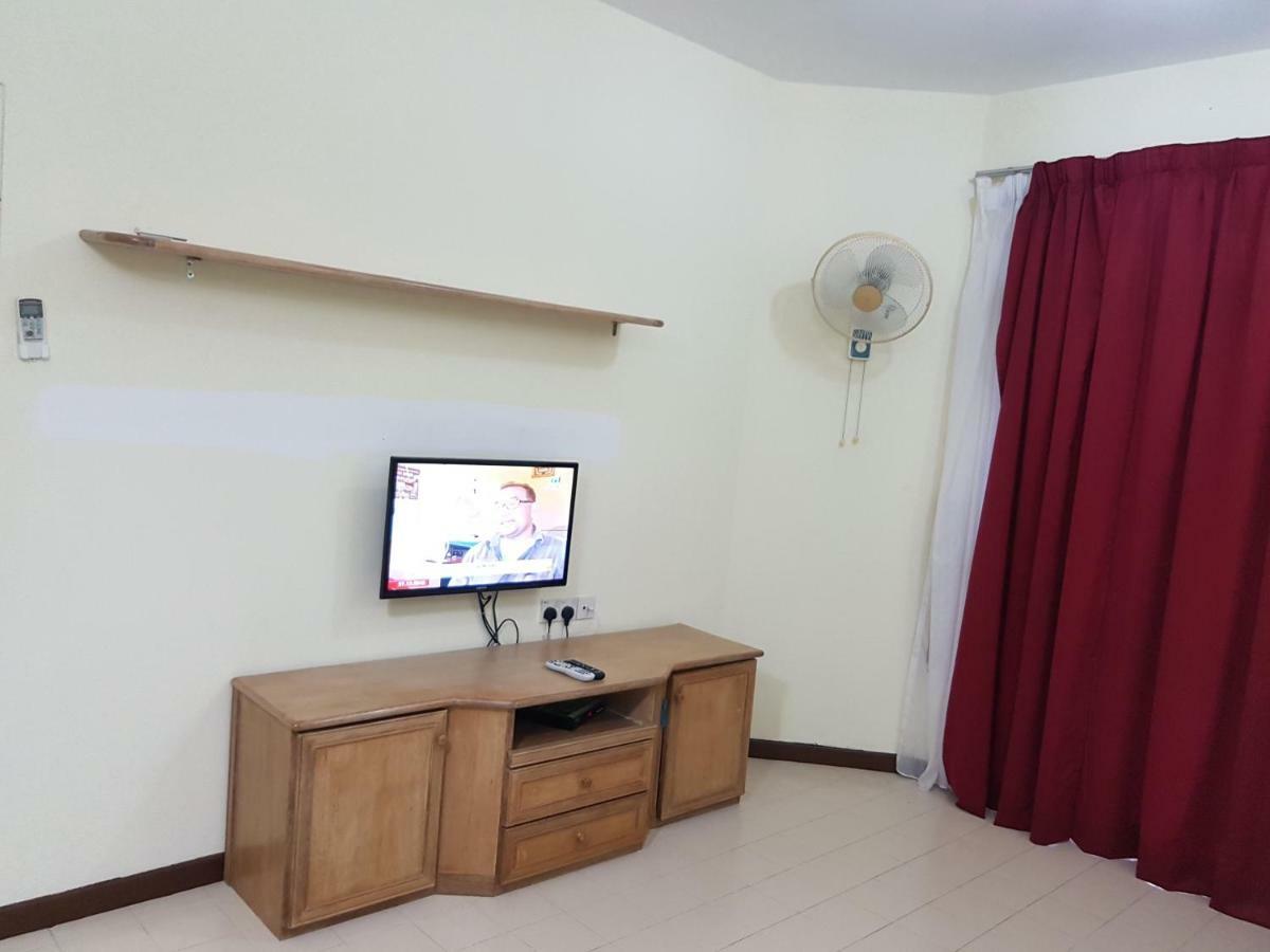 Home Stay Bayu Emas Appartment, Batu Feringgi Buitenkant foto